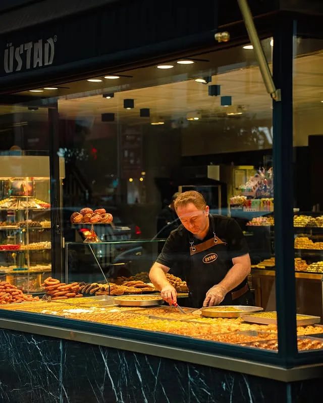 Vitrinde şerbetlenmiş baklava tepsileri